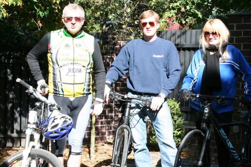 Marek Siwiec to zapalony rowerzysta. Tempa dotrzymuje mu syn, żona nie podziela rowerowej pasji i rzadko wybiera się na wyprawy.