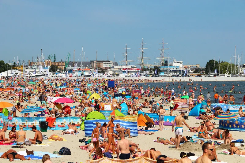 Zjawisko parawaningu, czyli masowego stawiania turystycznych parawanów na polskich plażach, dosłownie dzieli Polaków. Jak reagować na ten plażowy zwyczaj?