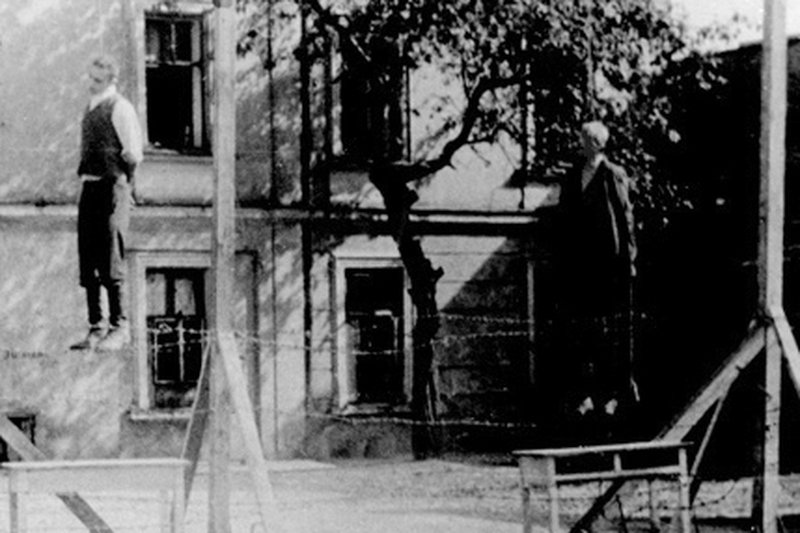 Publiczna egzekucja Polaków w Przemyślu jako kara za pomoc Żydom, 1943.