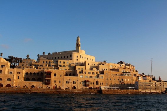 Jaffa to jedno z najstarszych miast, według tradycji biblijnych stąd na spotkanie ze swoją rybą wypływał Jonasz i tu uzdrawiał św. Piotr.