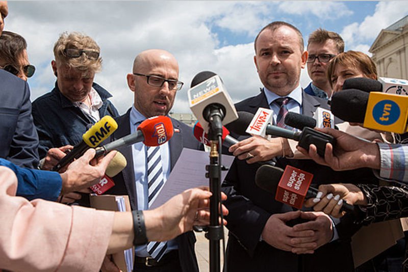 Ministrowie Mucha i Łapiński przekonywali dziś, że znaleziono 13 prawników, którzy uważają, iż Duda miał prawo ułaskawić Mariusza Kamińskiego.