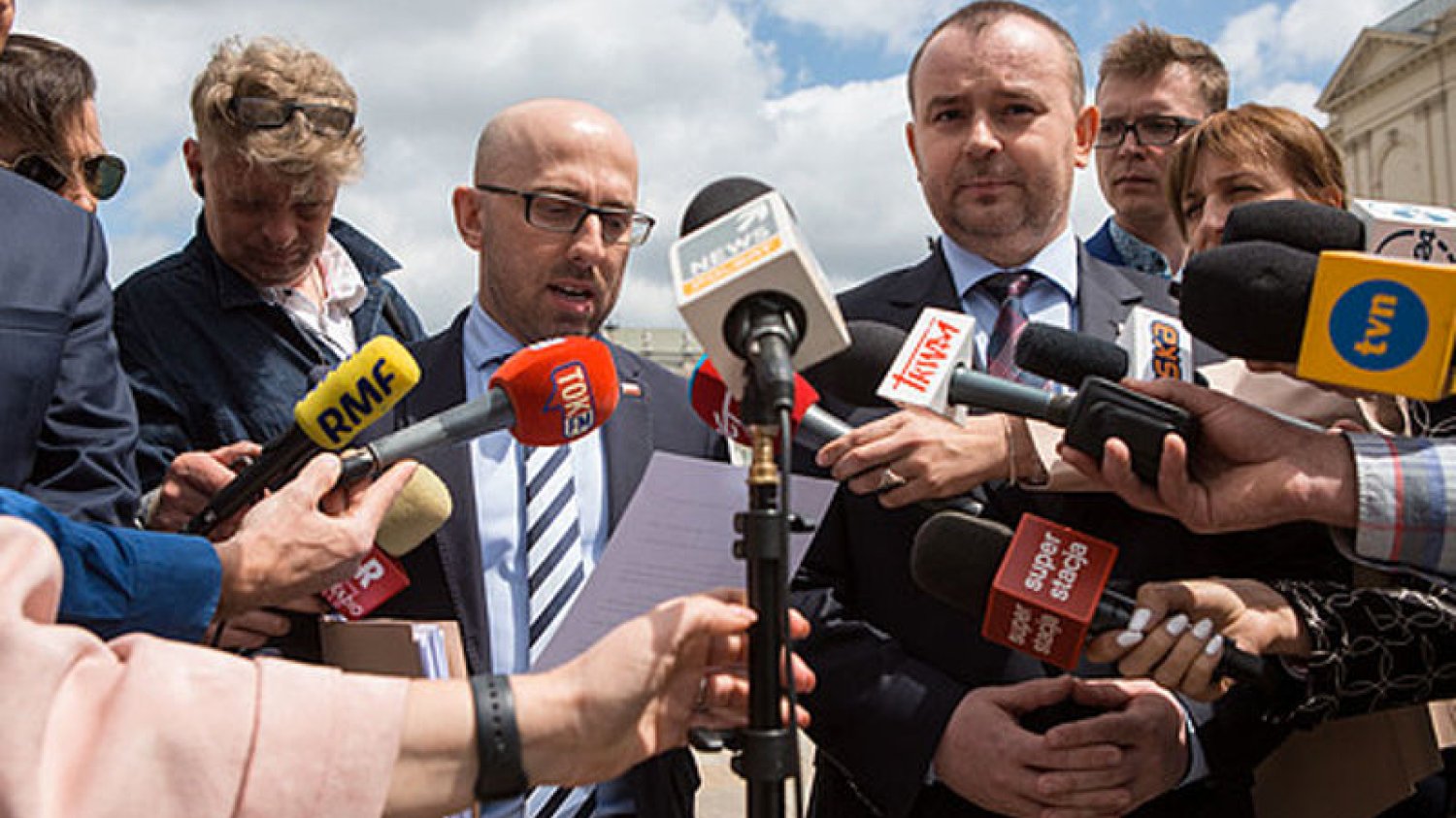 Ministrowie Mucha i Łapiński przekonywali dziś, że znaleziono 13 prawników, którzy uważają, iż Duda miał prawo ułaskawić Mariusza Kamińskiego.