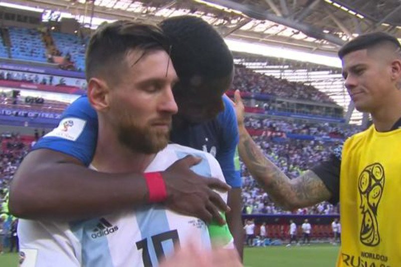 Tak Paul Pogba pocieszał Leo Messiego po przegranej Argentyny o ćwierć finał Mundialu.