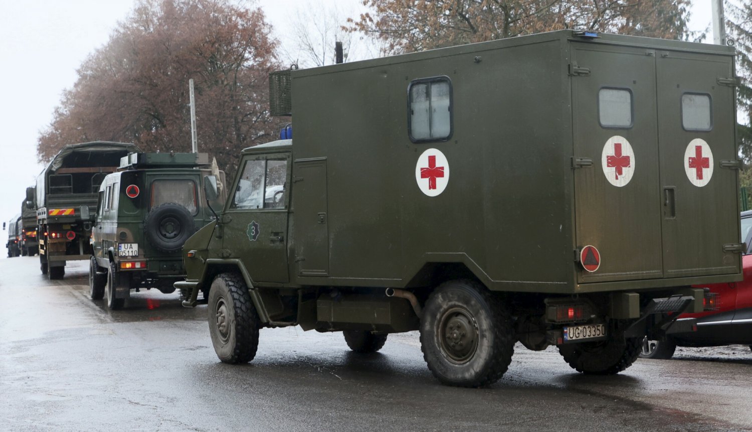 Ciało zmarłego żołnierza na terenie bazy wojskowej. Zdjęcie ilustracyjne.