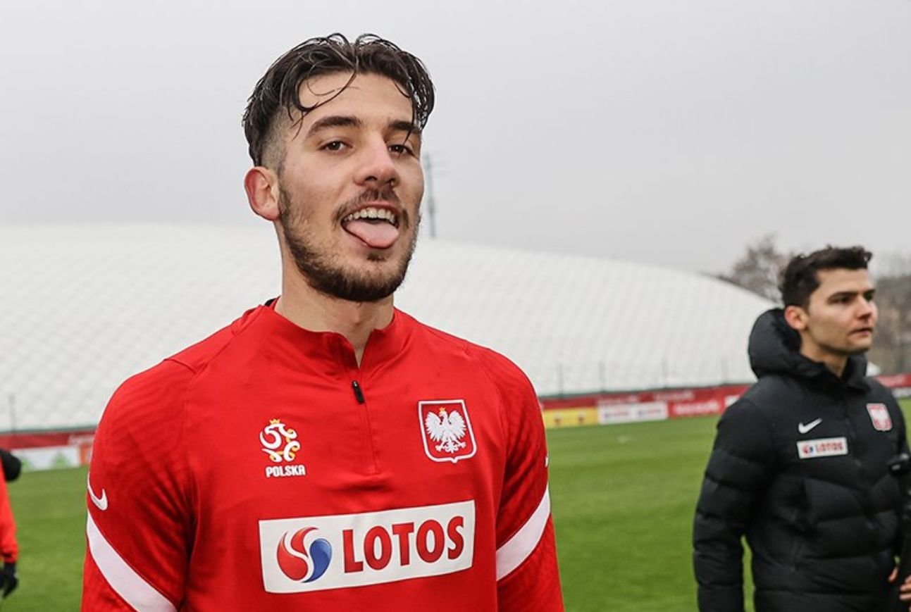 Jakub Moder i jego fryzura. Czy to nie wykapany Marek Mostowiak?