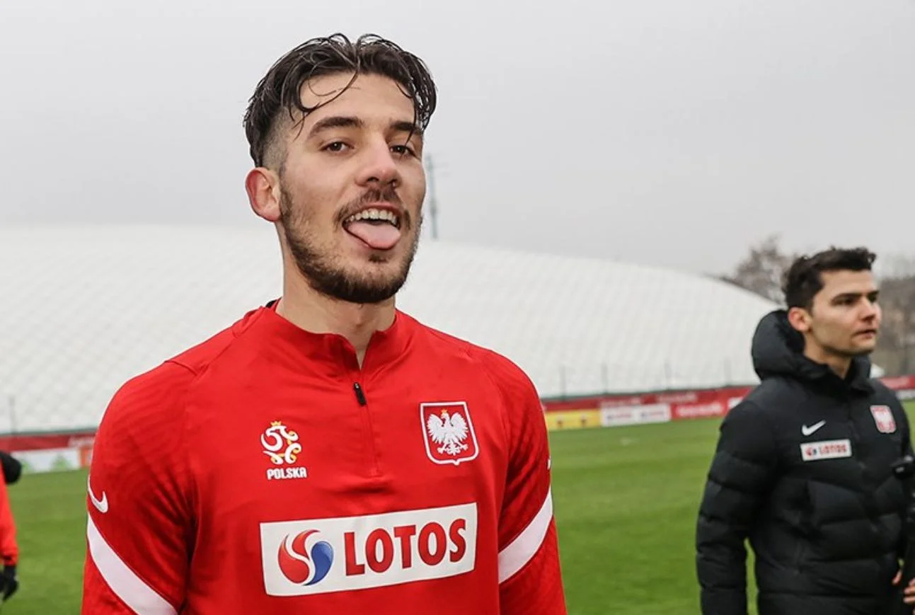 Jakub Moder i jego fryzura. Czy to nie wykapany Marek Mostowiak?
