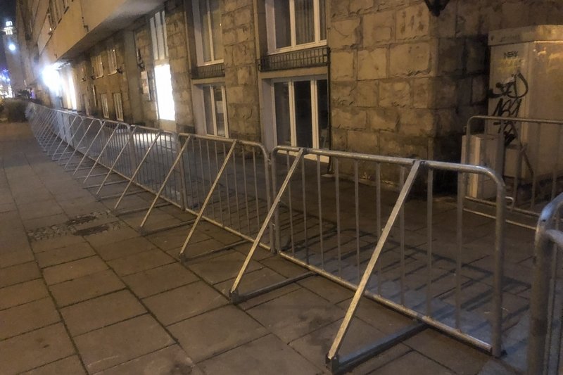 Barierki pod Sejmem - to reakcja na środowy Strajk Kobiet.