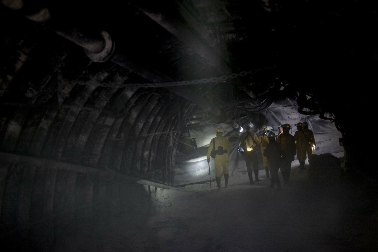 Dramatyczne sceny w kopalni "Sobieski". Nie żyje czterech górników, trwa akcja ratunkowa
