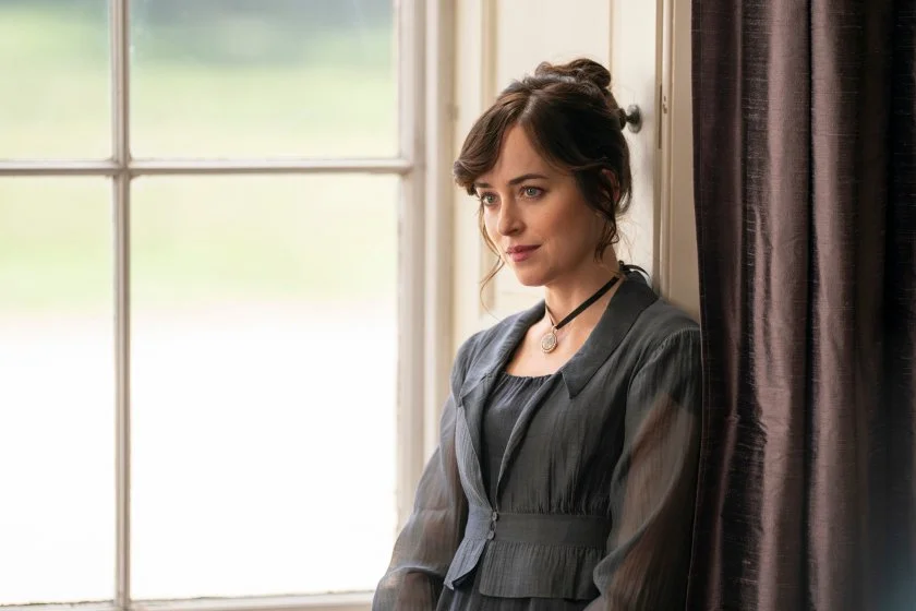 Dakota Johnson w "Perswazjach" Netflixa Dakota Johnson jako Anne Elliot w "Perswazjach" Netflixa