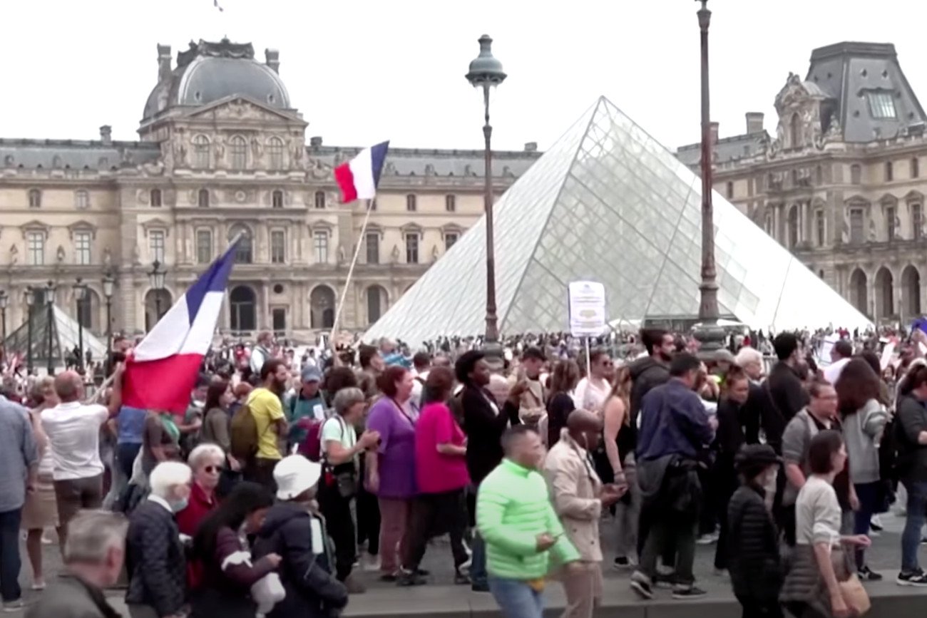 We Francji ludzie wyszli na ulice protestując przeciwko ograniczeniom dla zaszczepionych i obowiązkowym szczepieniom dla medyków.