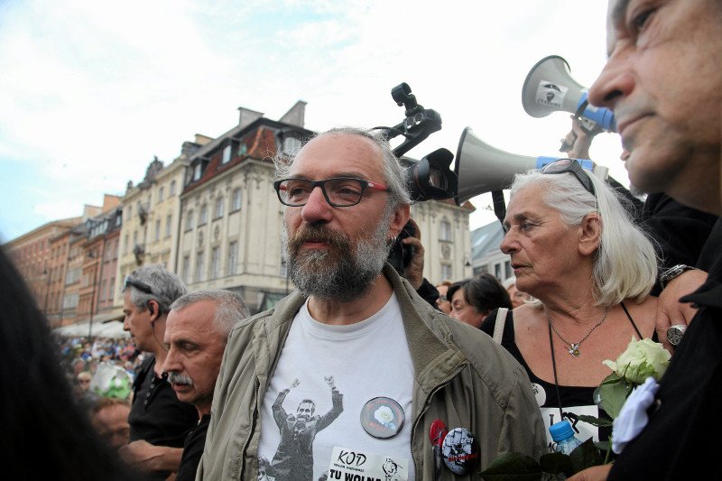 W 2015 roku, Mateusz Kijowski w ciągu roku miał zarobić... 3 złote. Mimo to, prokuratura umorzyła postępowanie w sprawie niepłacenia alimentów.