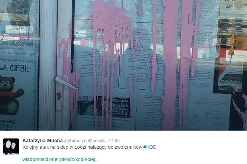 Nieznany sprawca, który oblewał farbą sklep zwolenników KOD, wpadł w ręce policji.