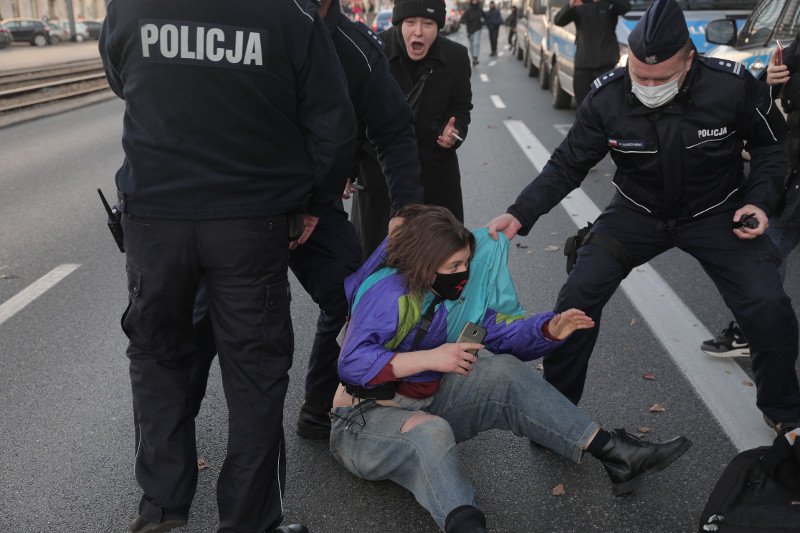 Policyjni antyterroryści z BOA brutalnie potraktowali kobiety [zdjęcie ilustracyjne]