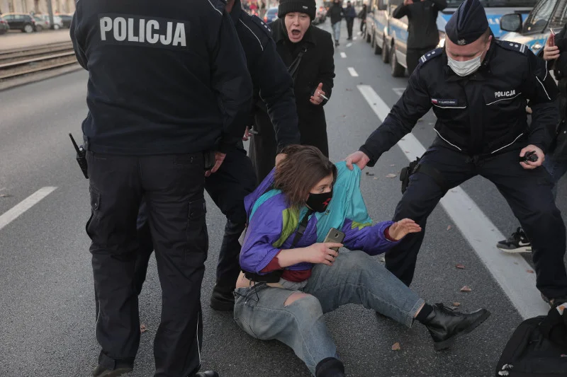 Policyjni antyterroryści z BOA brutalnie potraktowali kobiety [zdjęcie ilustracyjne]