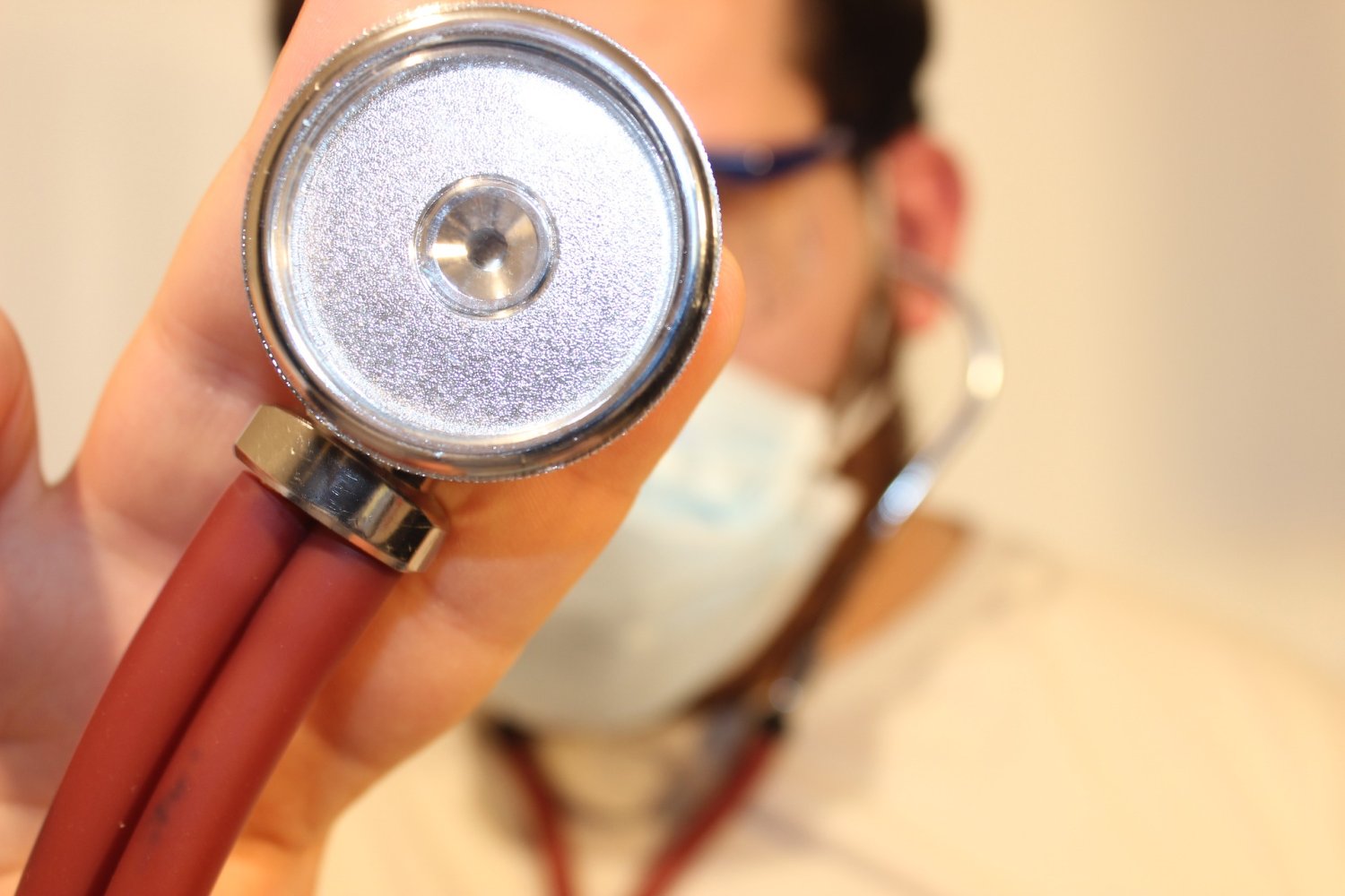 Pacjenci chorujący na serce pytają - eksperci odpowiadają i wyjaśniają, kiedy trzeba koniecznie zgłosić się po pomoc,  kiedy można zaczekać na wizytę u kardiologa