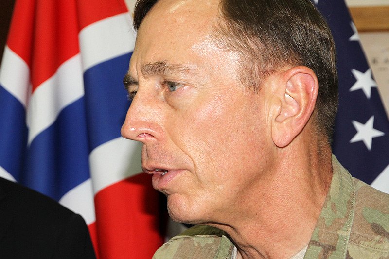 Generał David Petreaus przez romans z dziennikarką jest już byłym szefem CIA. Zdaniem gen. Zbigniewa Nowka, byłego szefa UOP i Agencji Wywiadu, romanse na szczytach władzy zawsze zagrażają bezpieczeństwu państwa.