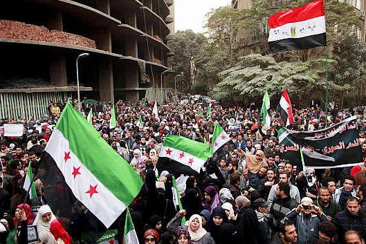 Syryjczycy i Egipcjanie protestują w Syrii przeciwko reżimowi Baszara Al-Assada.
