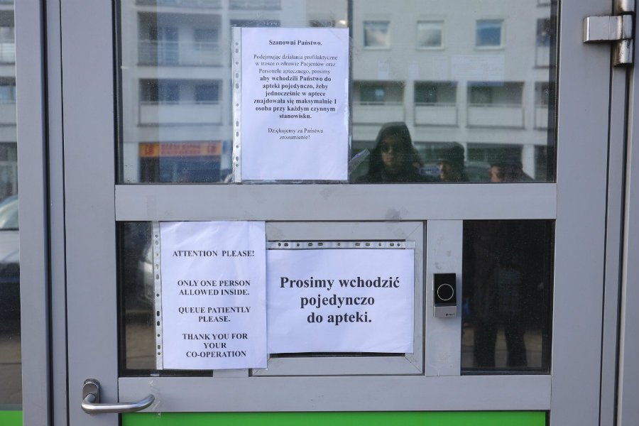 Farmaceutka opisała dzień w aptece w czasie epidemii koronawirusa w Polsce. Farmaceutka z Zabrza opisała, jak zachowują się klienci apteki w czasie walki z epidemią koronawirusa. Nie przestrzegają zasad stanu wyjątkowego, wykupują setki opakowań leków, zachowują się nieodpowiedzialnie.