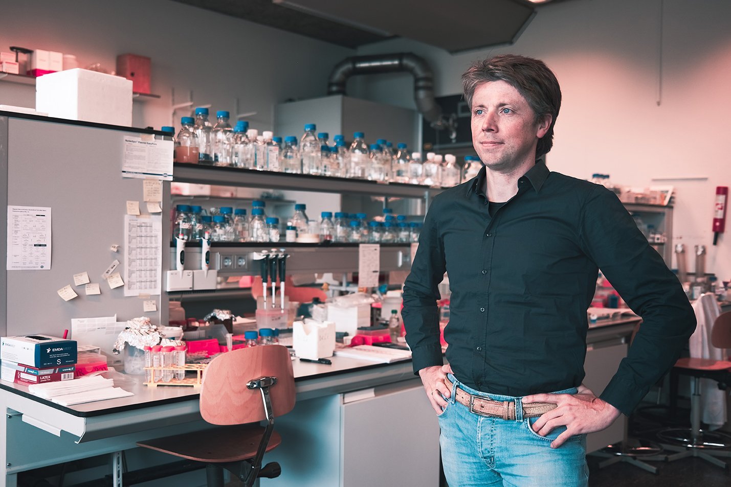 Holendrom jako pierwszym na świecie udało się odkryć w pełni ludzkie przeciwciało monokloalne, które może pomóc w walce z covid-19. Naukowcy z Utrecht University w Holandii odkryli ww pełni ludzkie przeciwciało monokloalne, które może pomóc w walce z covid-19.