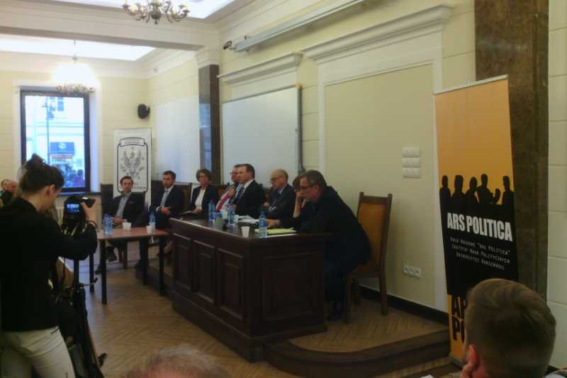 Debaty polityków na uniwersytetach są tak samo bezproduktywne jak te w telewizjach.