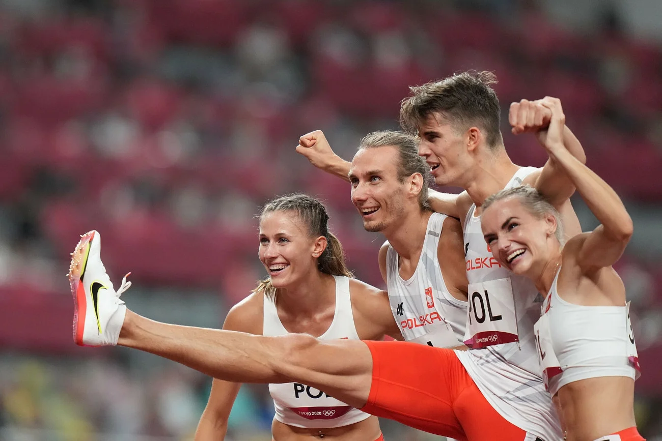 Radość polskiej sztafety po zdobyciu złota olimpijskiego w Tokio. Radość polskiej sztafety po zdobyciu złota olimpijskiego w Tokio.