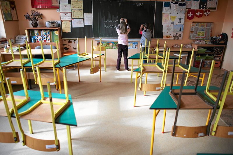 Nauczyciele będą musieli siedzieć w pustych szkołach? Według nich tak będzie wyglądała ich praca w przerwie między Świętami Bożego Narodzenia a Nowym Rokiem.