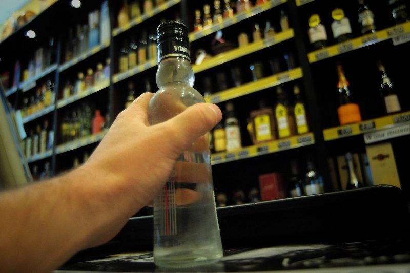 Czy wyrastające jak grzyby po deszczu sklepy typu "Alkohole 24h" powodują, że Polacy piją coraz więcej?
