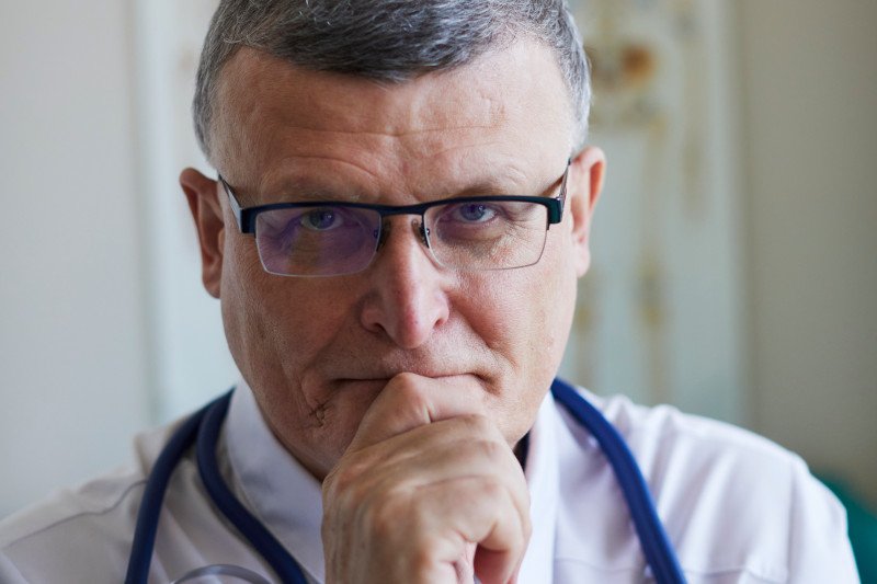 Dr Paweł Grzesiowski, ekspert Naczelnej Rady Lekarskiej ds. walki z COVID-19, skrytykował punkty szczepień drive-thru.