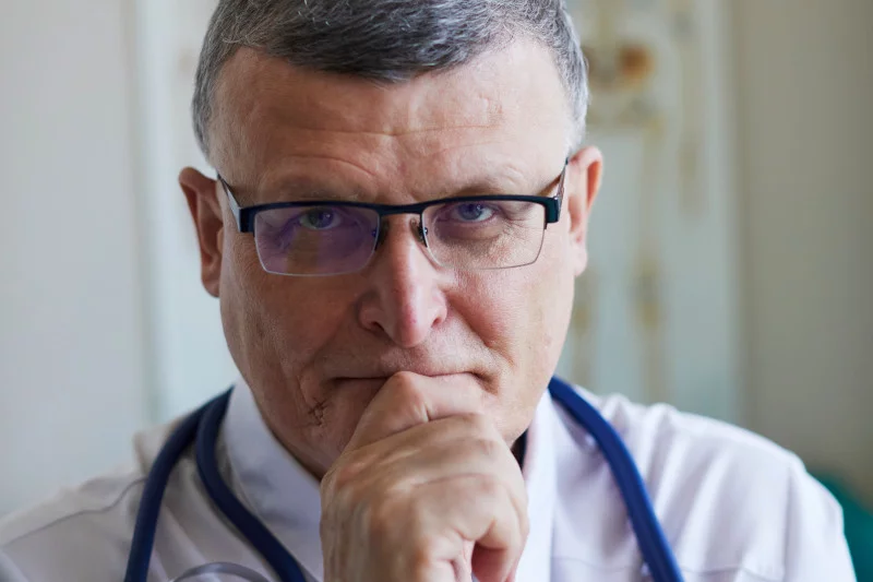 Dr Paweł Grzesiowski, ekspert Naczelnej Rady Lekarskiej ds. walki z COVID-19, skrytykował punkty szczepień drive-thru.