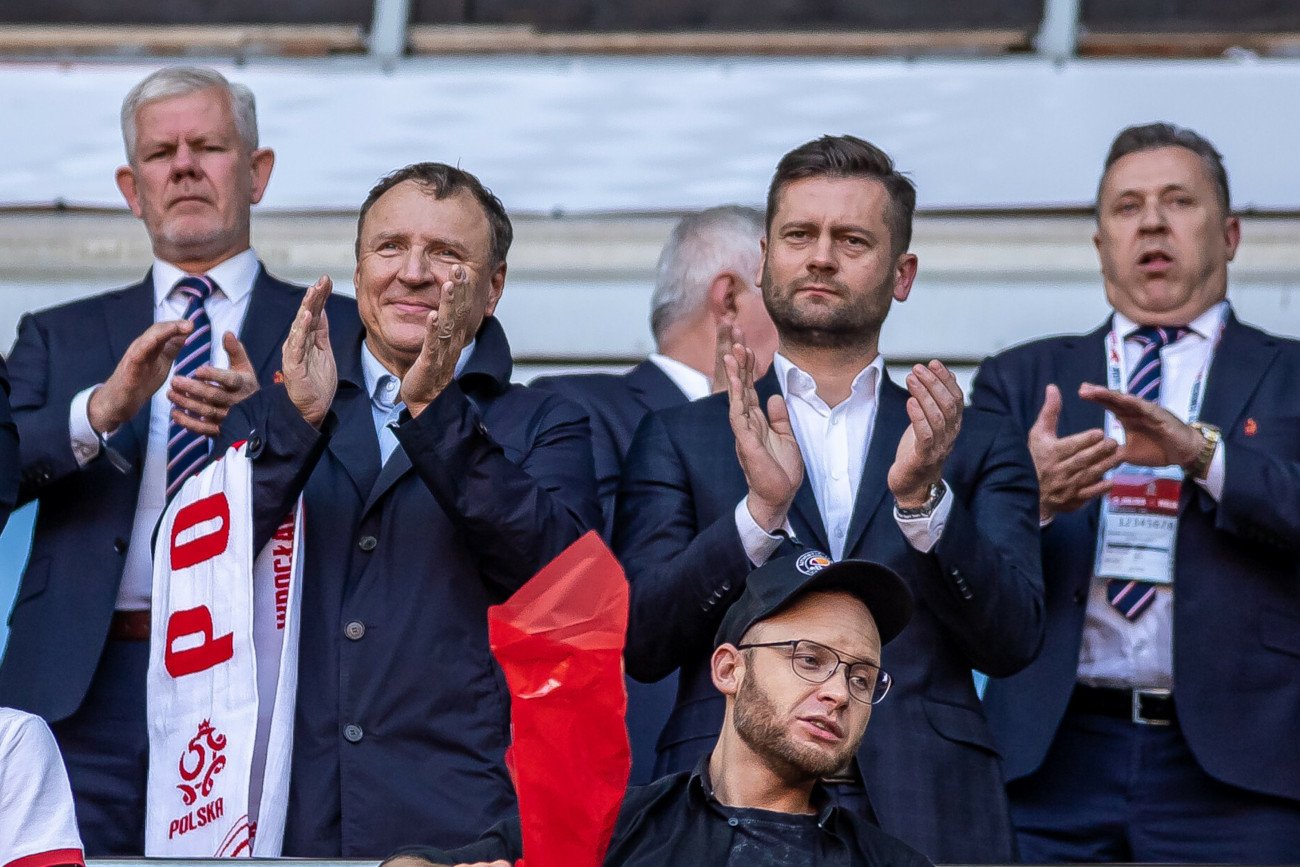 Minister sportu Kamil Bortniczuk w towarzystwie m.in. szefa TVP Jacka Kurskiego, podczas meczu Biało-Czerwonych.