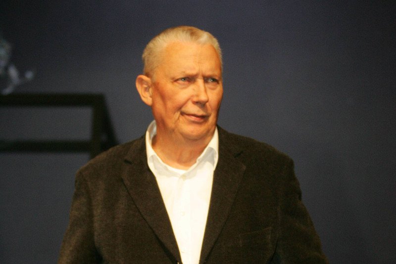 Poeta, autor piosenek, artysta kabaretowy, tłumacz i twórca słynnych recitali zmarł w wieku 76 lat.