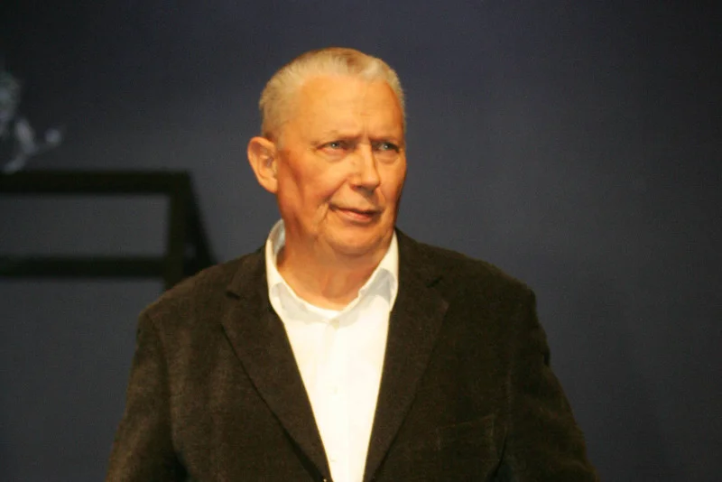 Poeta, autor piosenek, artysta kabaretowy, tłumacz i twórca słynnych recitali zmarł w wieku 76 lat.