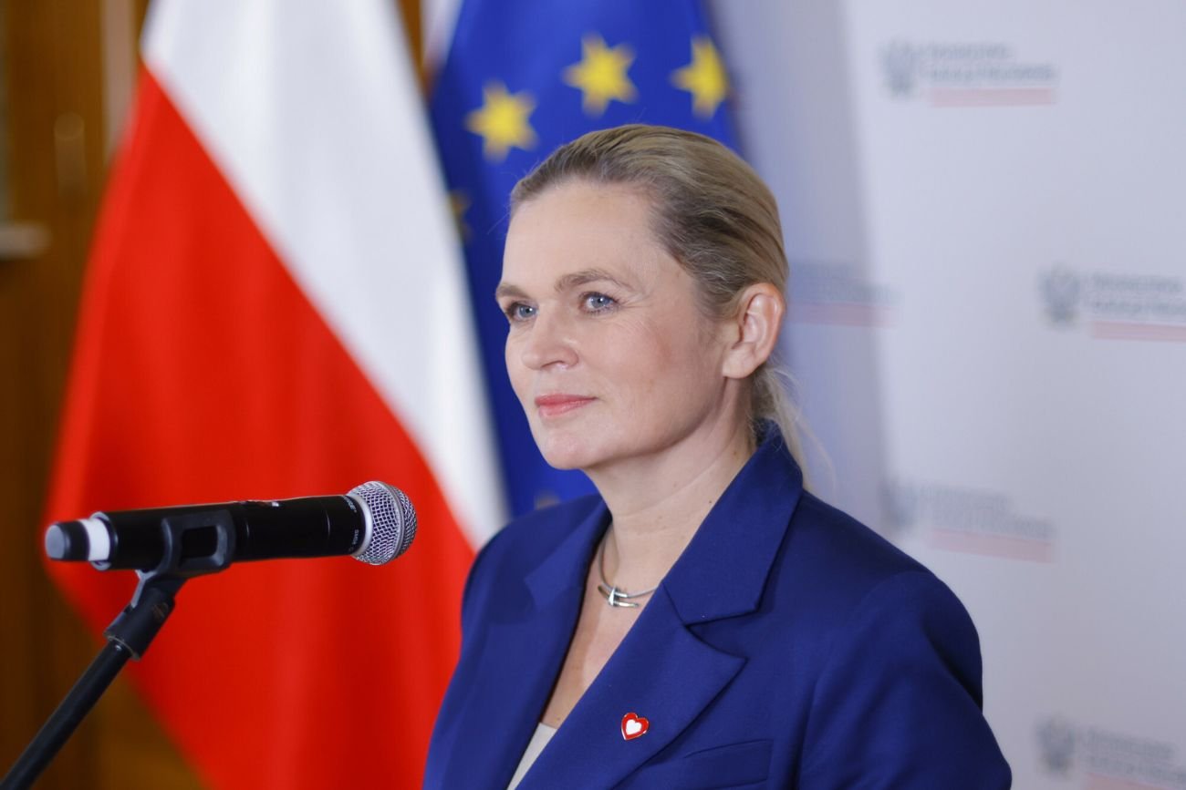 Barbara Nowacka podczas konferencji prasowej zapowiada zmiany dotyczące frekwencji uczniów na lekcji wychowana fizycznego