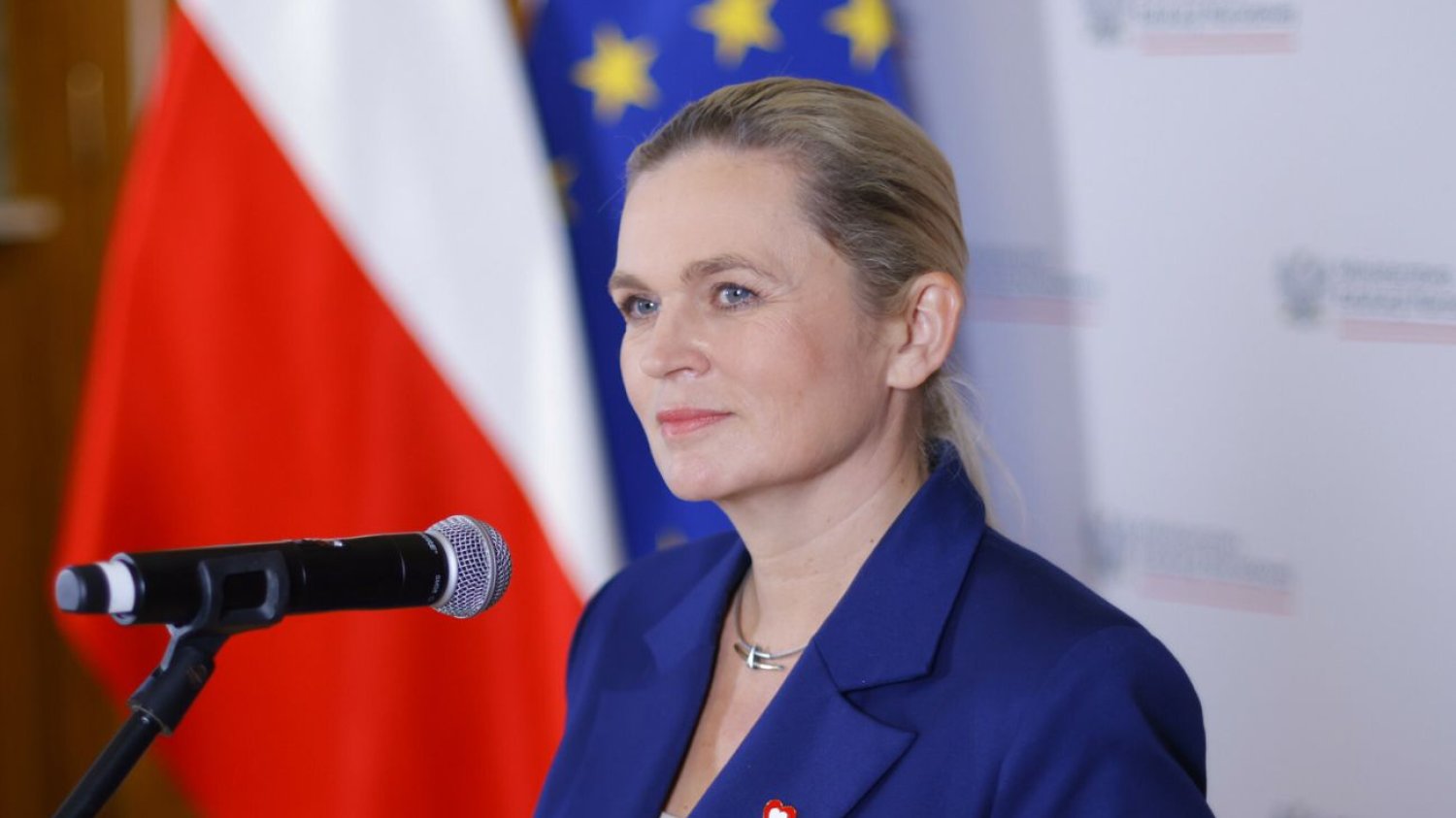 Barbara Nowacka podczas konferencji prasowej zapowiada zmiany dotyczące frekwencji uczniów na lekcji wychowana fizycznego