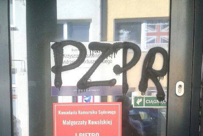 Wulgarne napisy na biurach polityków PiS to pokłosie uchwalenia ustaw sądowych w piątek 20 lipca 2018.