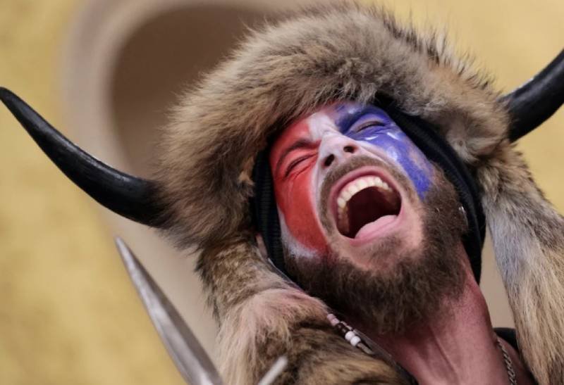 Człowiek-bizon czuje się zdradzony przez Trumpa.