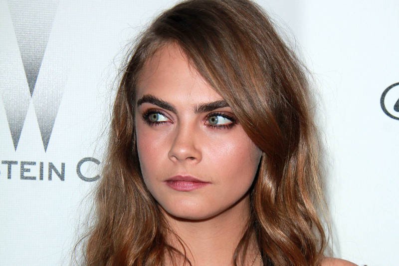 Cara Delevingne święci triumfy w świecie mody. Modelka stała się popularna, dzięki bujnej oprawie oczu i ma miliony naśladowczyń na całym świecie