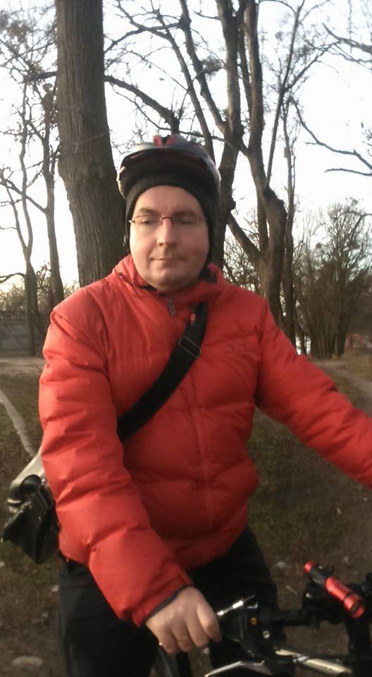 Na rowerze zimą, w drodze z domu do pracy, na około wśród drzew.