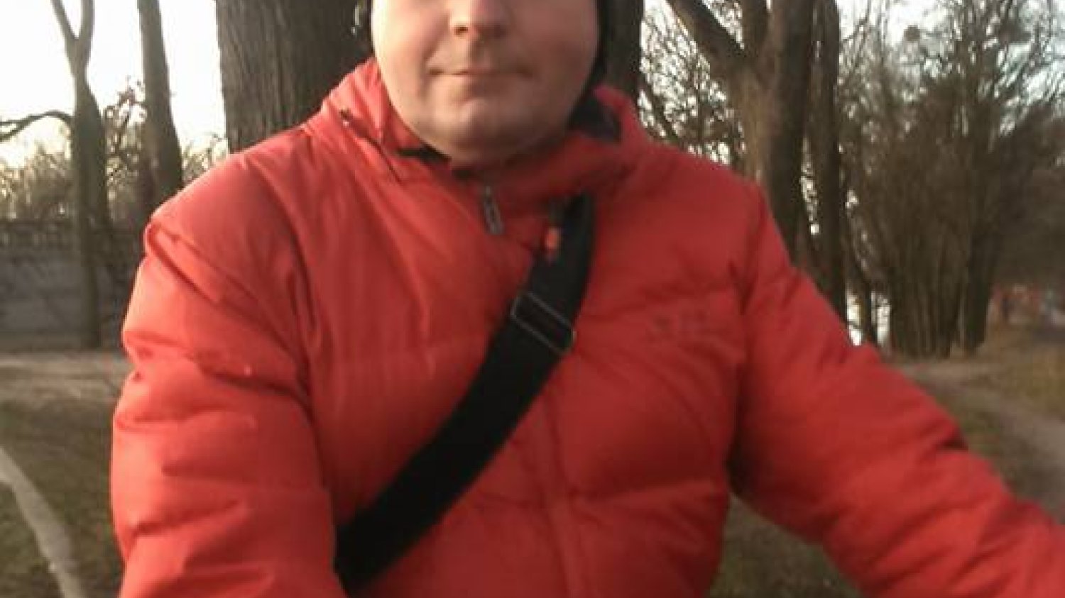 Na rowerze zimą, w drodze z domu do pracy, na około wśród drzew.