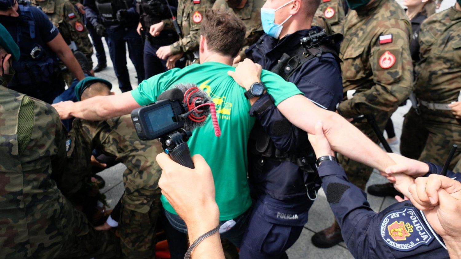Kolejne obchody miesięcznicy smoleńskiej na placu Piłsudskiego w Warszawie miały bardzo niespokojny przebieg.