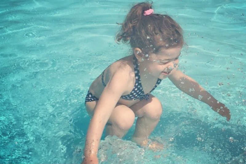 Internauci spierają się o to, co dokładnie widać na zdjęciu przedstawiającym małą dziewczynkę.