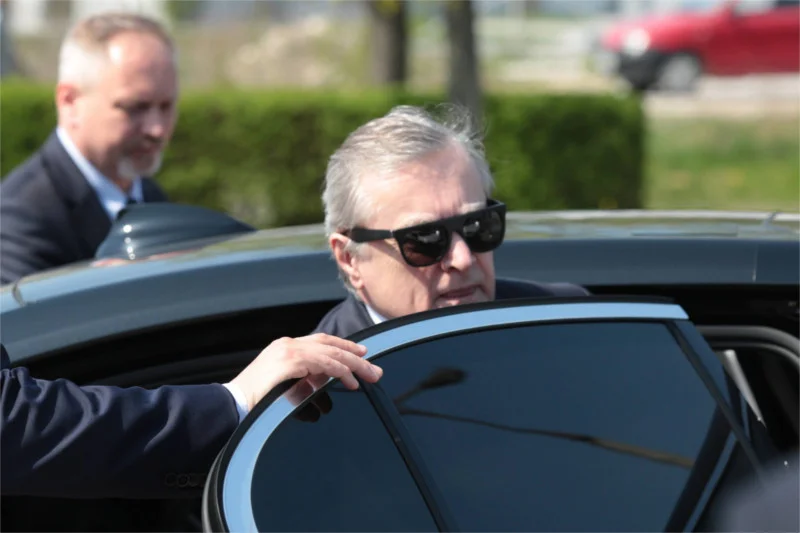 Czy wicepremier Piotr Gliński jadąc do pracy złamał szereg przepisów w ruchu drogowym?
