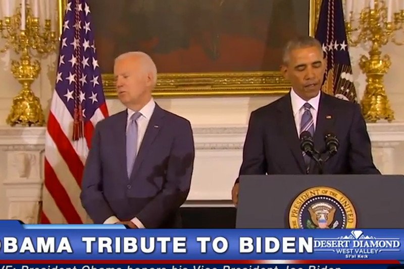 Joe Biden przyjmuje Medal Wolności od Baracka Obamy.