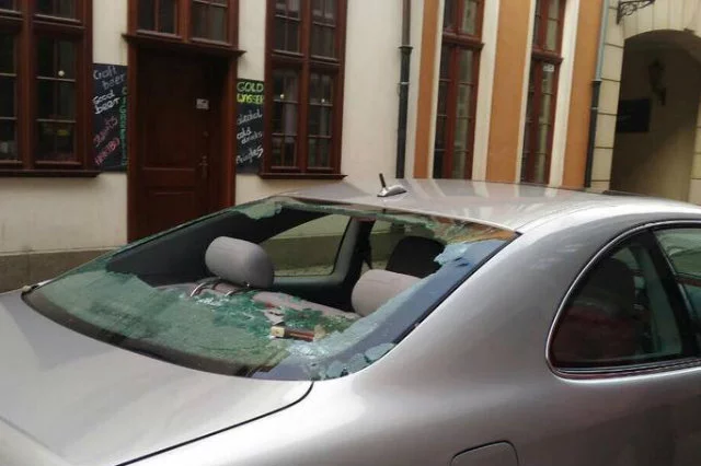 Na auto rosyjskich turystów w Gdańsku miał posypać się grad kamieni.