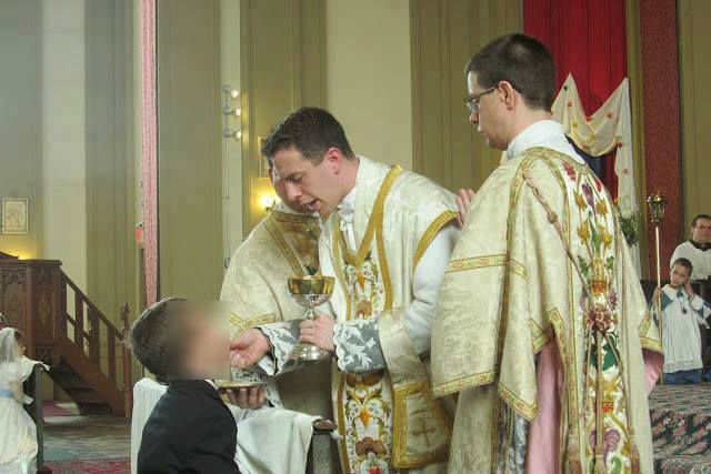 Proboszcz z Bydgoszczy udostępnił zdjęcie chłopca przyjmującego komunię i dodał komentarz "na kolana i do ust".