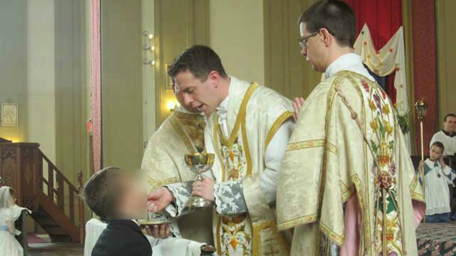 Proboszcz z Bydgoszczy udostępnił zdjęcie chłopca przyjmującego komunię i dodał komentarz "na kolana i do ust".