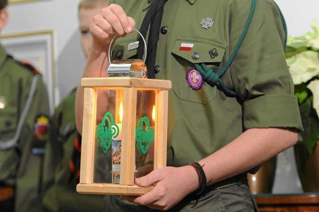 Uwaga ze świecami, zwłaszcza w domu