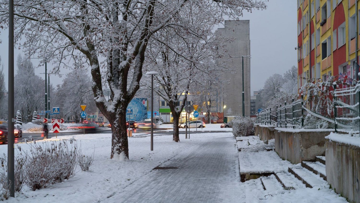 Upadek na śliskim chodniku. Sprawdziłam, co z odszkodowaniem po takim wypadku