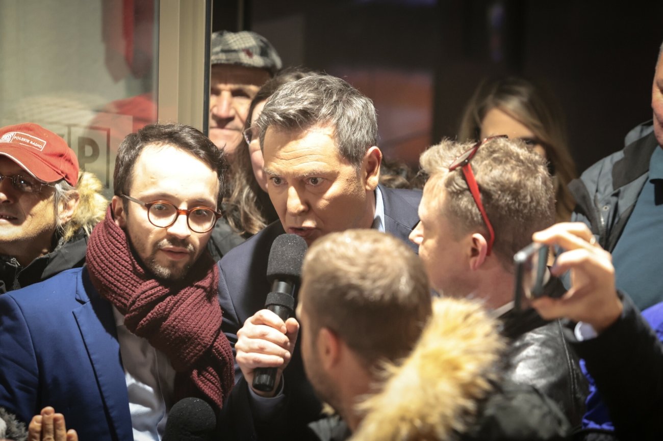 Protest przeciwko depisyzacji TVP pod hasłem wolności mediów. Przy mikrofonie Michał Adamczyk, drugi antyprezes "powołany" przez PiS na stanowisko, które decyzją ministra Bartłomieja Sienkiewicza piastuje Tomasz Sygut.