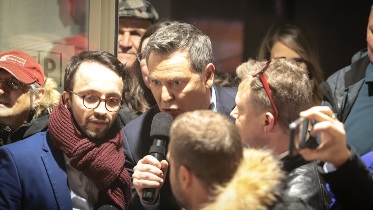 Protest przeciwko depisyzacji TVP pod hasłem wolności mediów. Przy mikrofonie Michał Adamczyk, drugi antyprezes "powołany" przez PiS na stanowisko, które decyzją ministra Bartłomieja Sienkiewicza piastuje Tomasz Sygut.